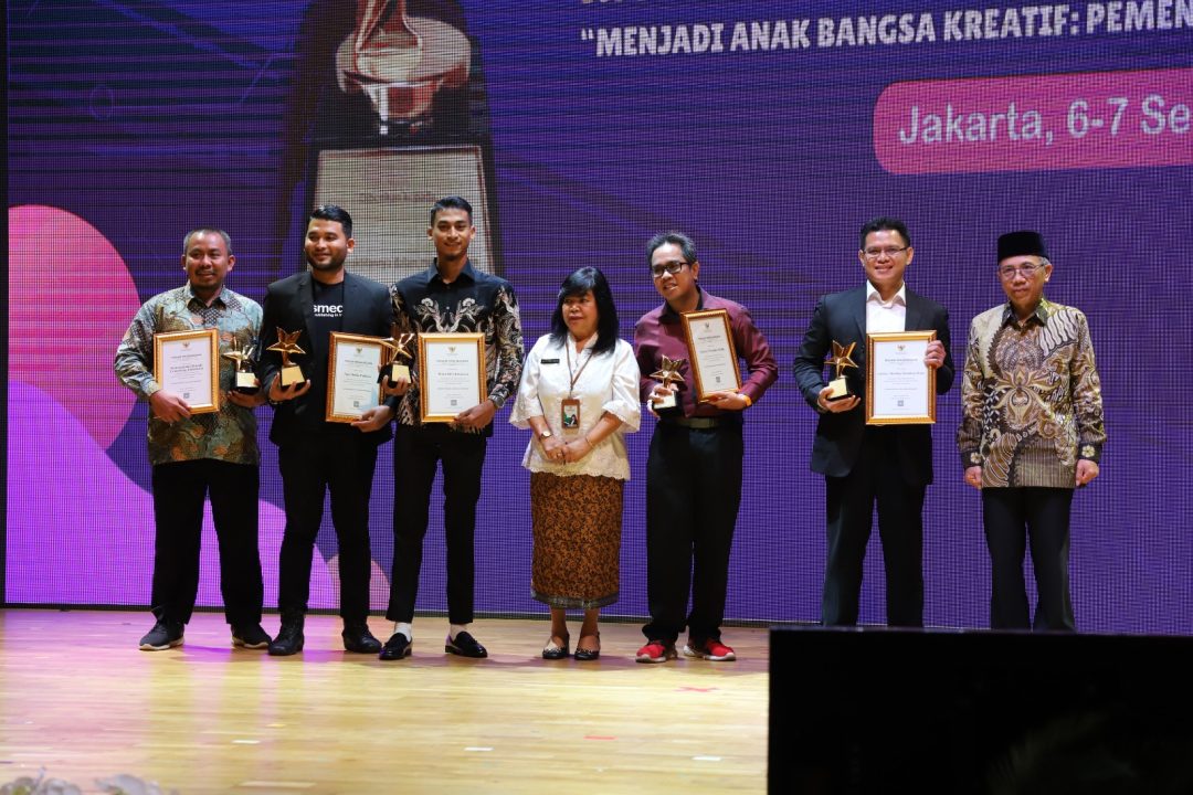 Foto Penghargaan Victory Pustaka Media